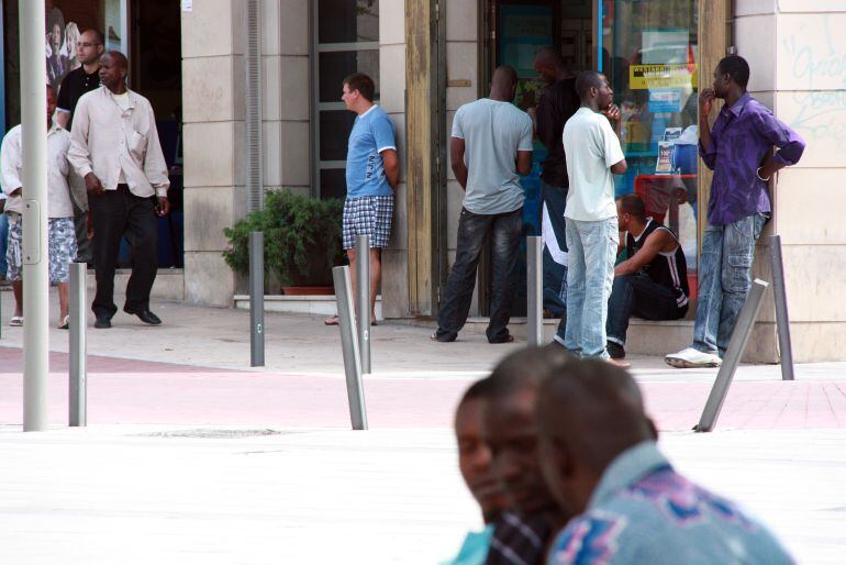 La població immigrant marxa de Catalunya perquè no pot renovar el permís de residència al no tenir feina