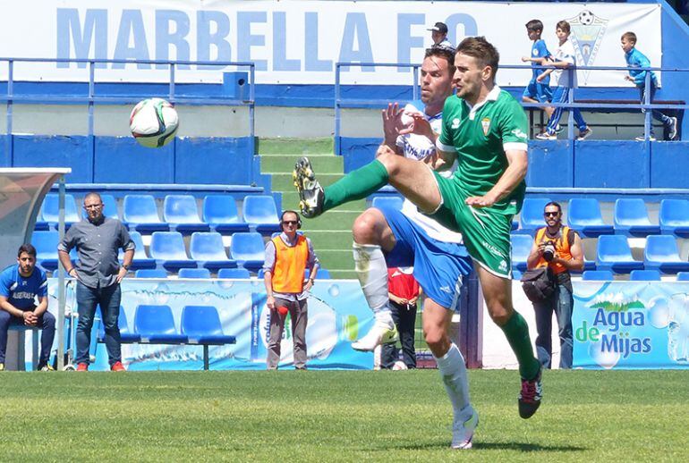 Joselu pugna por un balón.