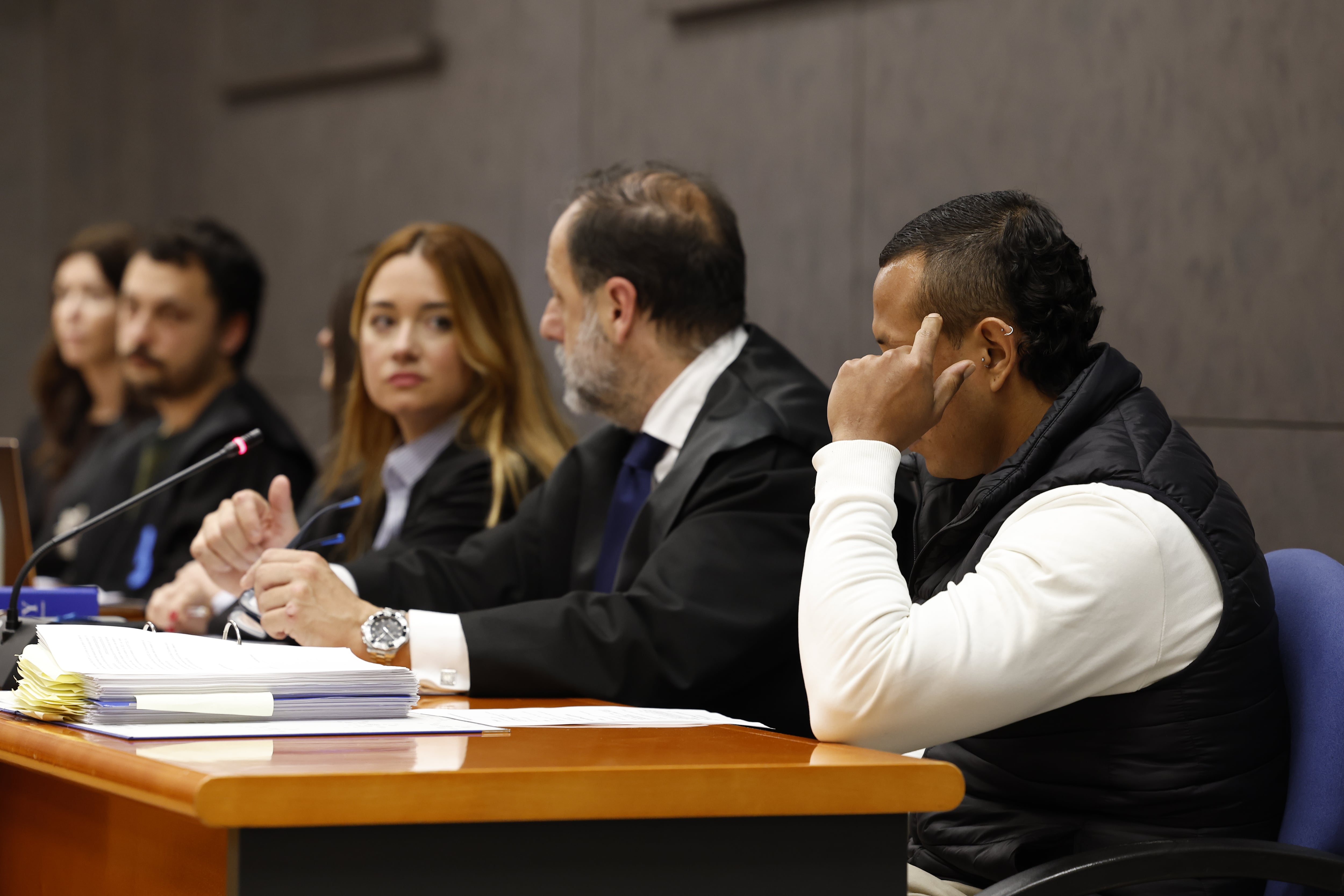 BILBAO, 14/05/2025.- La Audiencia de Bizkaia ha iniciado este miércoles el juicio con jurado contra un hombre (d), ya con condena firme de diez años de prisión por un intento de asesinato de otro varón, por la muerte de otro individuo en Bilbao en octubre de 2021. EFE/ Miguel Toña