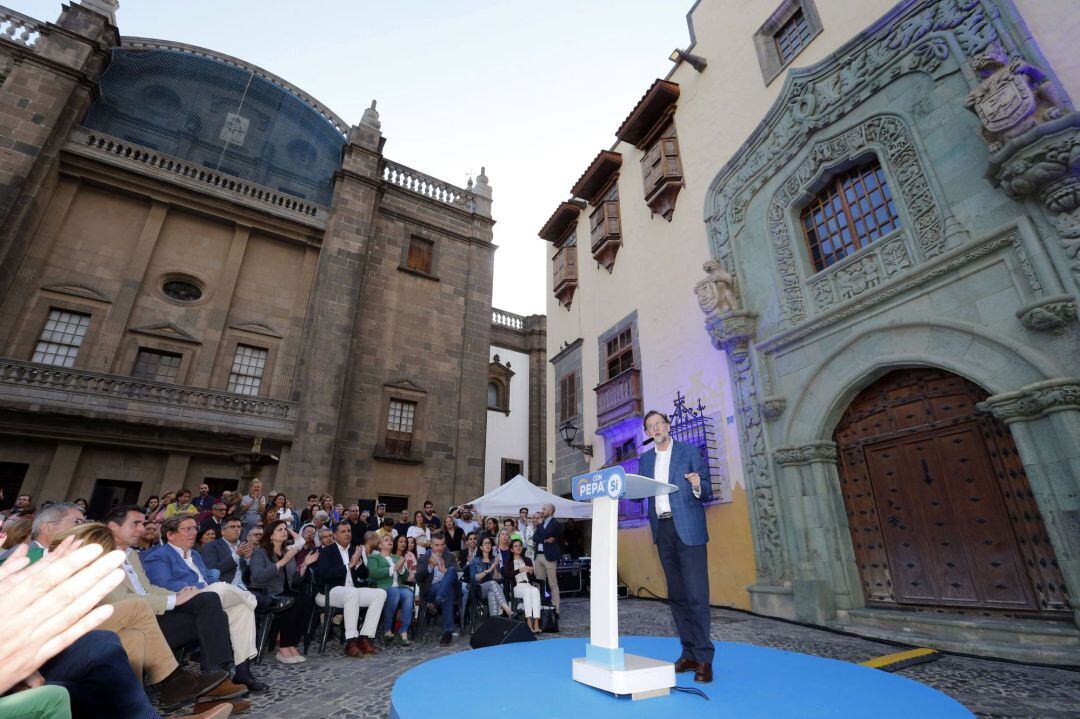 El expresidente del Gobierno Mariano Rajoy participó este martes en un acto de campaña con la candidata del PP a alcaldesa de Las Palmas de Gran Canaria, Pepa Luzardo, celebrado entre la catedral  y la Casa de Colón de la capital grancanaria.