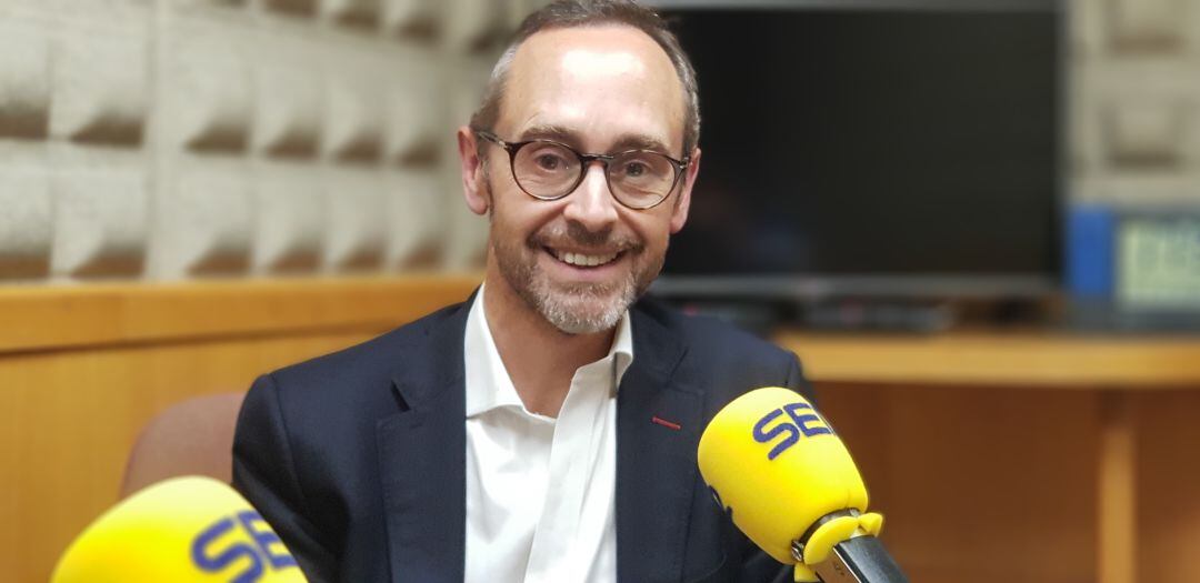 El profesor Blanco, en los estudios de Radio Asturias