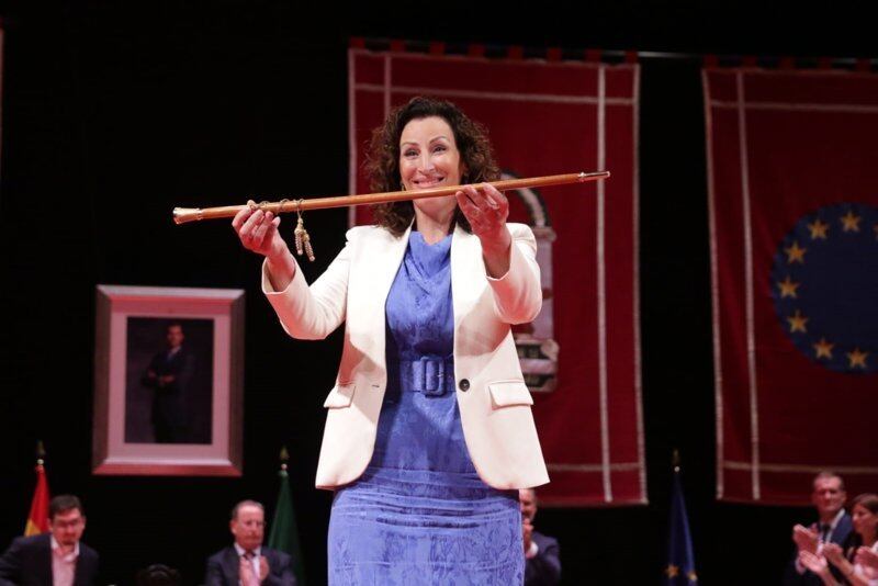 María del Mar Vázquez (PP), investida como primera alcaldesa de Almería con mayoría absoluta.