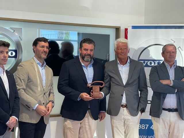 Los responsables de Volvo Car España entregan el reconocimiento al concesionario leonés