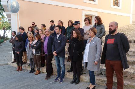 Un momento durante el minuto de silencio a las puertas del Ayuntamiento de Ibiza
