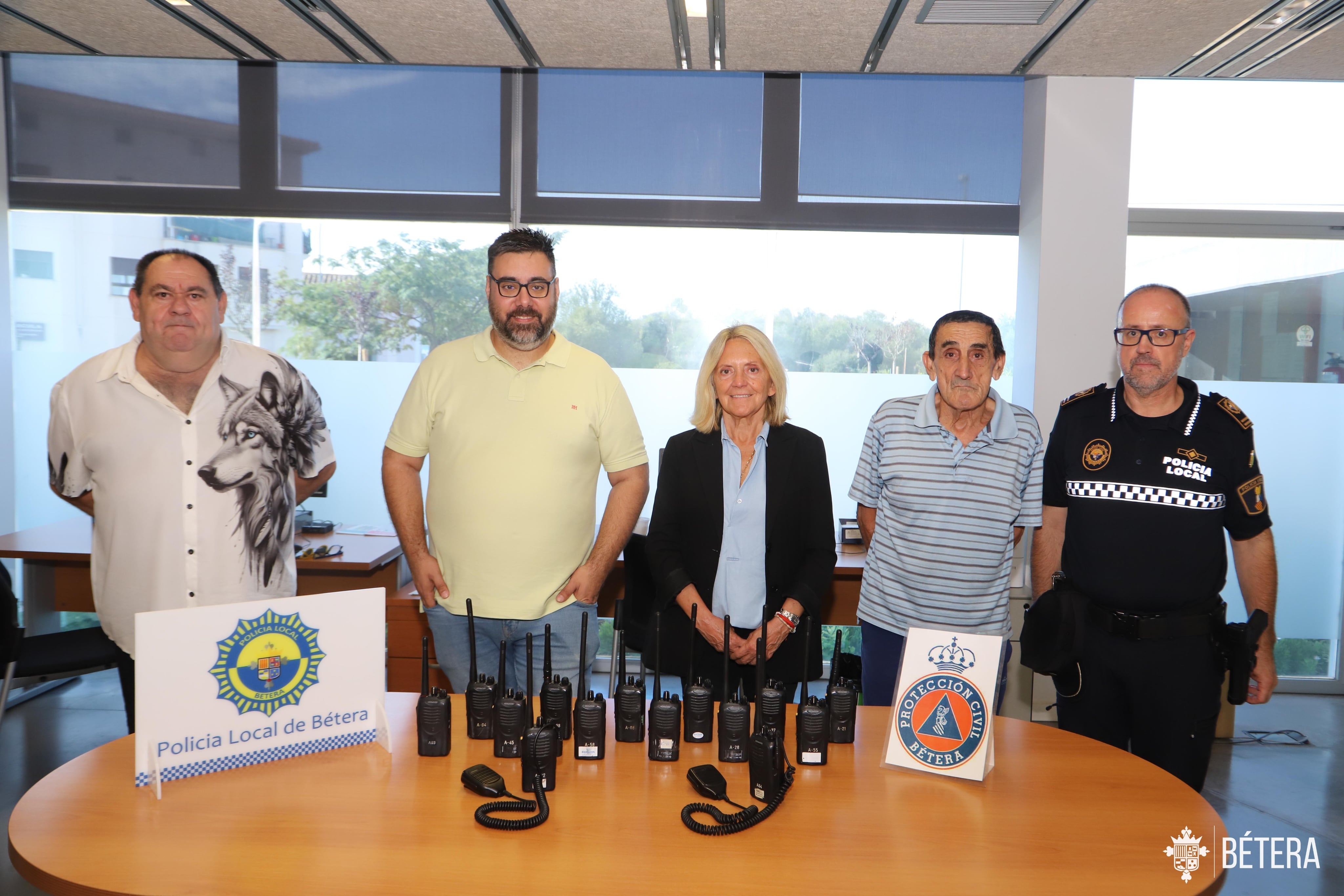 Imagen de archivo del jefe de la Policía Local de Bétera, Juan Antonio Segura, en una acto junto a la alcaldesa de la localidad, Elia Verdevío