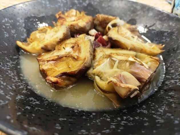 Alcachofas cofitadas con infusión de ibérico