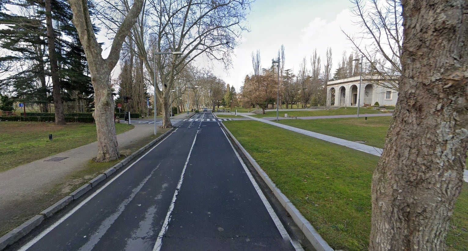 Carretera del campus de la Universidad de Navarra