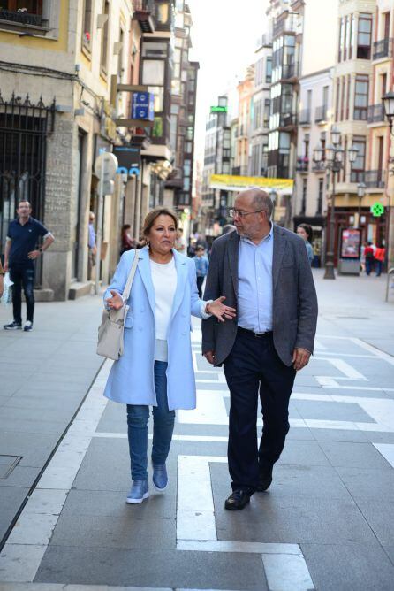 Rosa Valdeón y Francisco Igea paseando por las inmediaciones de la Plaza de Sagasta de la capital