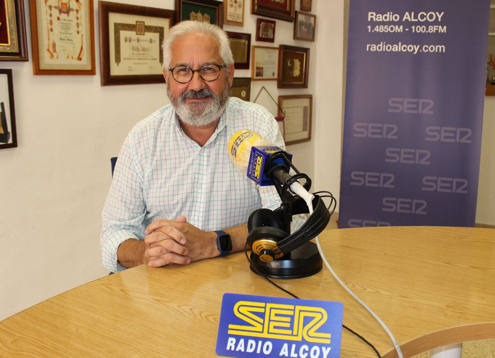 Ignacio Trelis es el autor de la portada de Festa! 2023, la guía de Moros y Cristianos de Radio Alcoy.