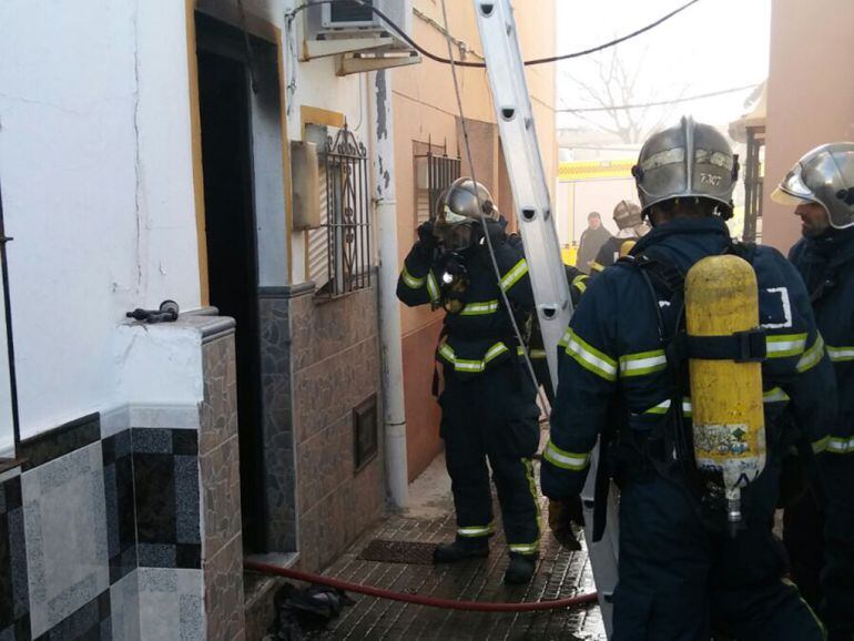 Bomberos del parque de Jerez durante una intervención