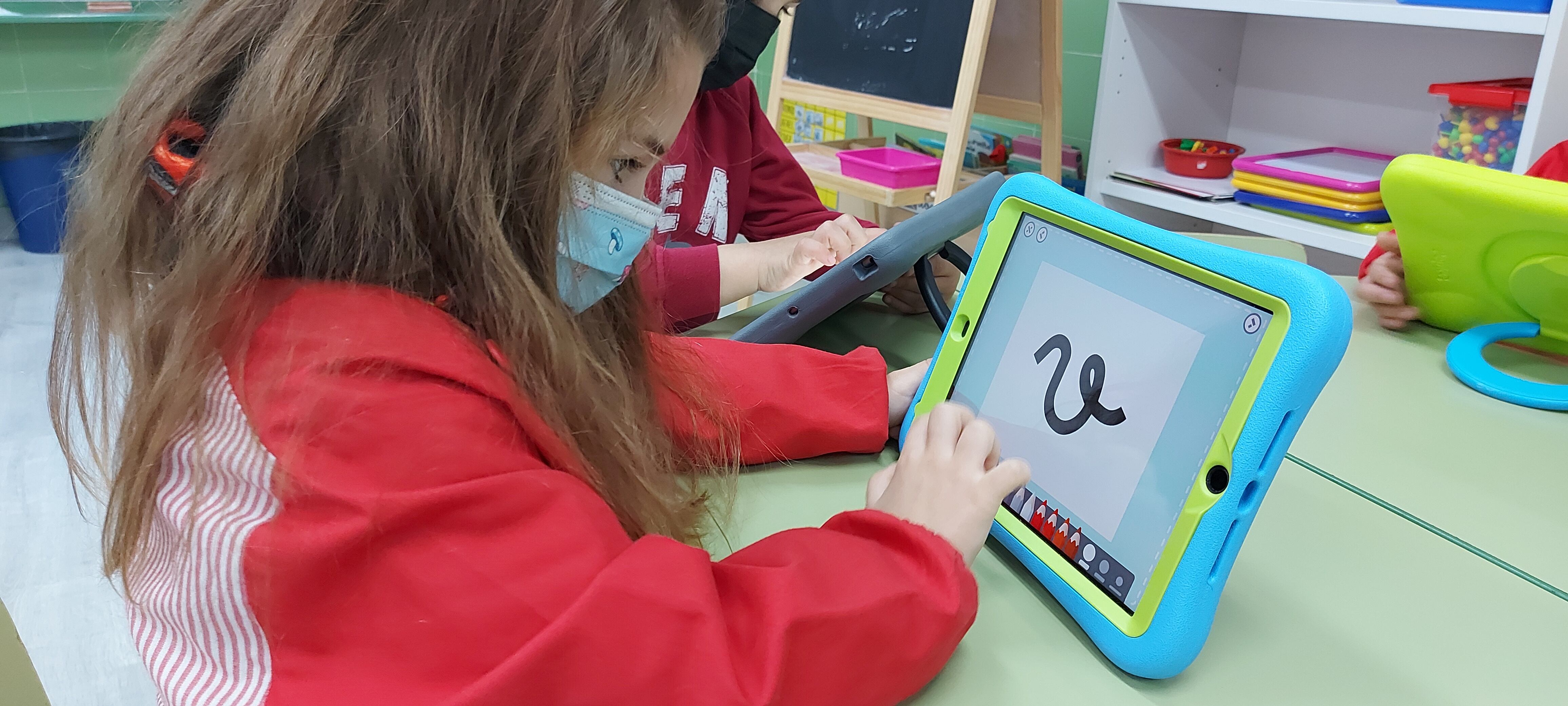 Una alumna trabaja con nuevas tecnologías