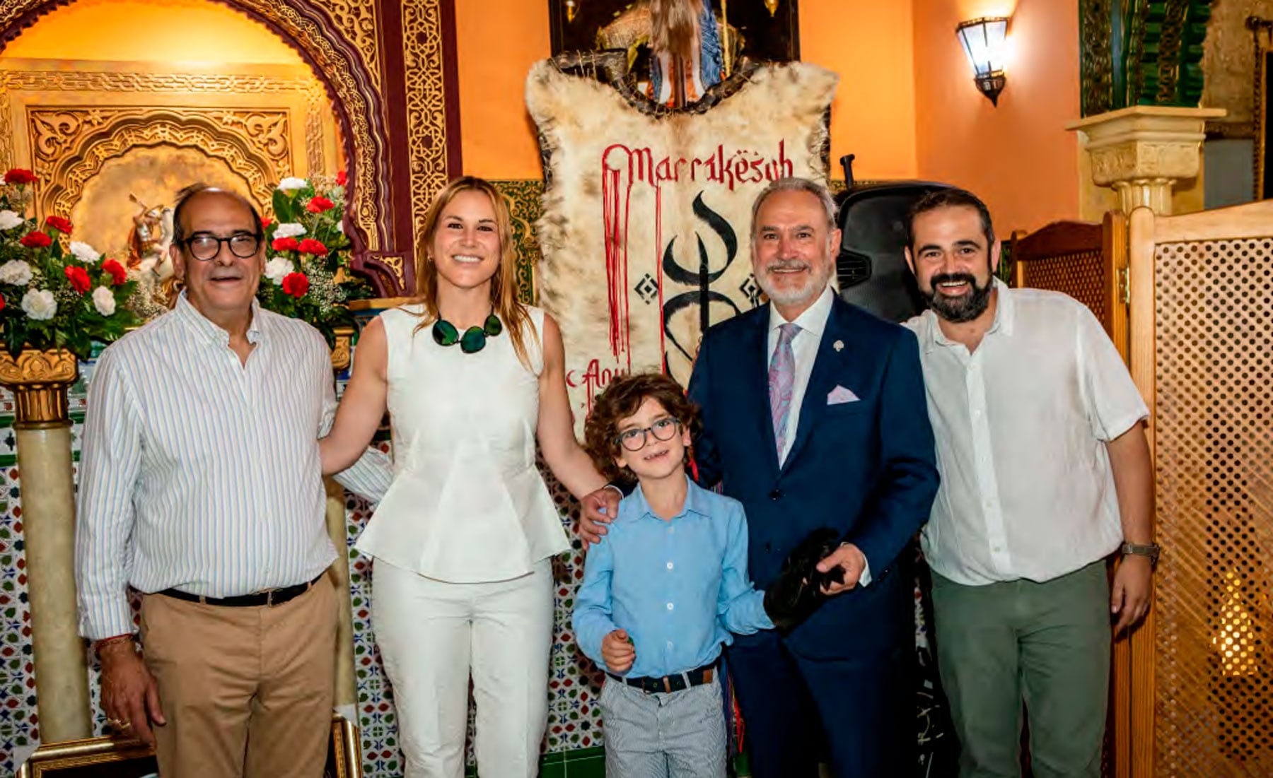 Los cuatro cargos de las Fiestas 2025, más el Sant Jordiet Martín Bellver Sevila, junto a la heráldica de la aférez moro de los Marrakesch