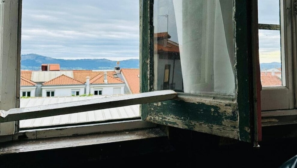 Imagen de una ventana del CEIP Menéndez Pelayo