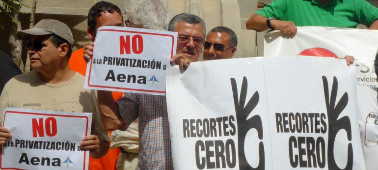 Trabajadores se movilizan contra la privatizaci&oacute;n de AENA