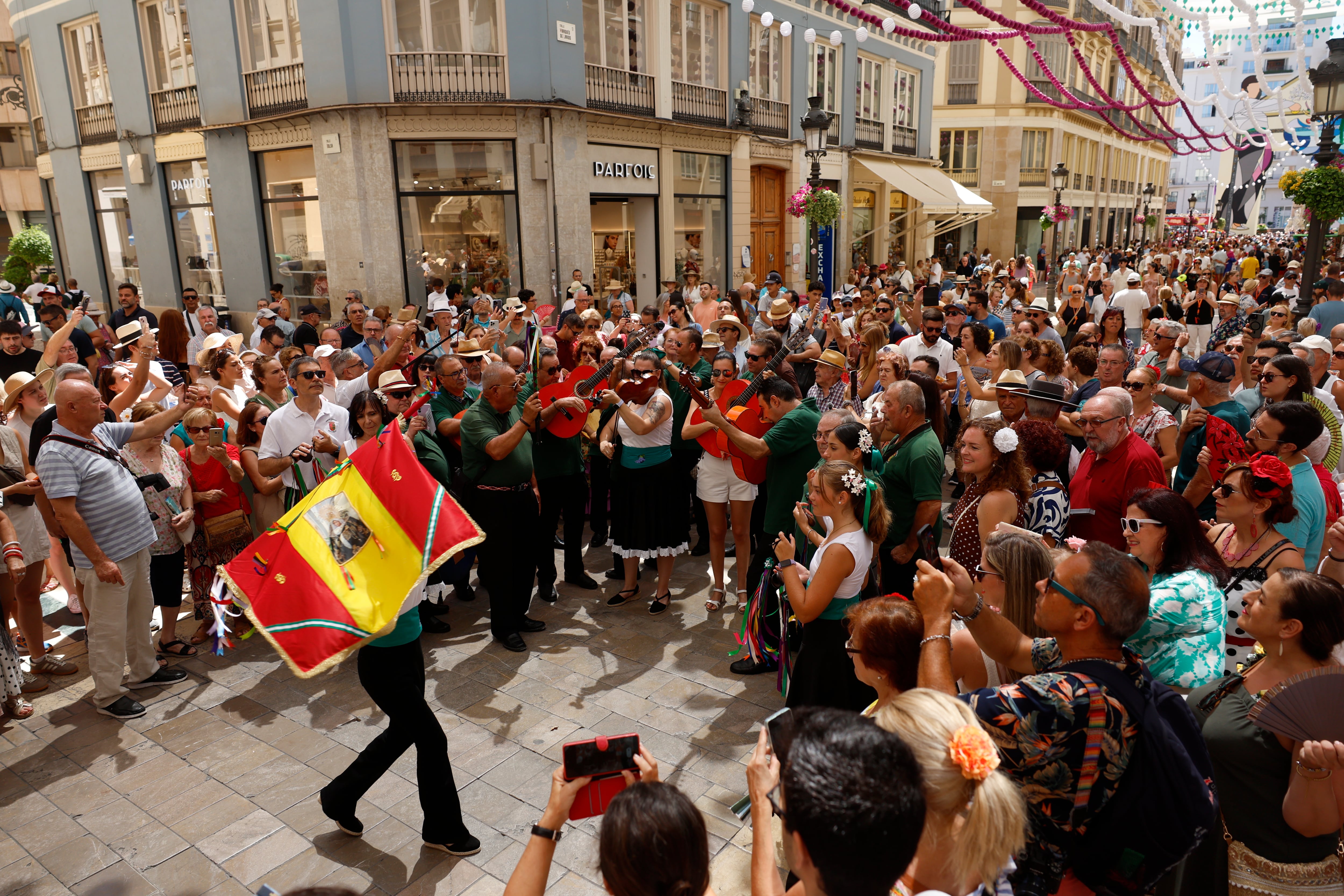 MÁLAGA, 19/08/2025.- Un grupo de verdiales tocan y cantan en la calle Larios, este martes en la feria del centro de Málaga. EFE/Jorge Zapata