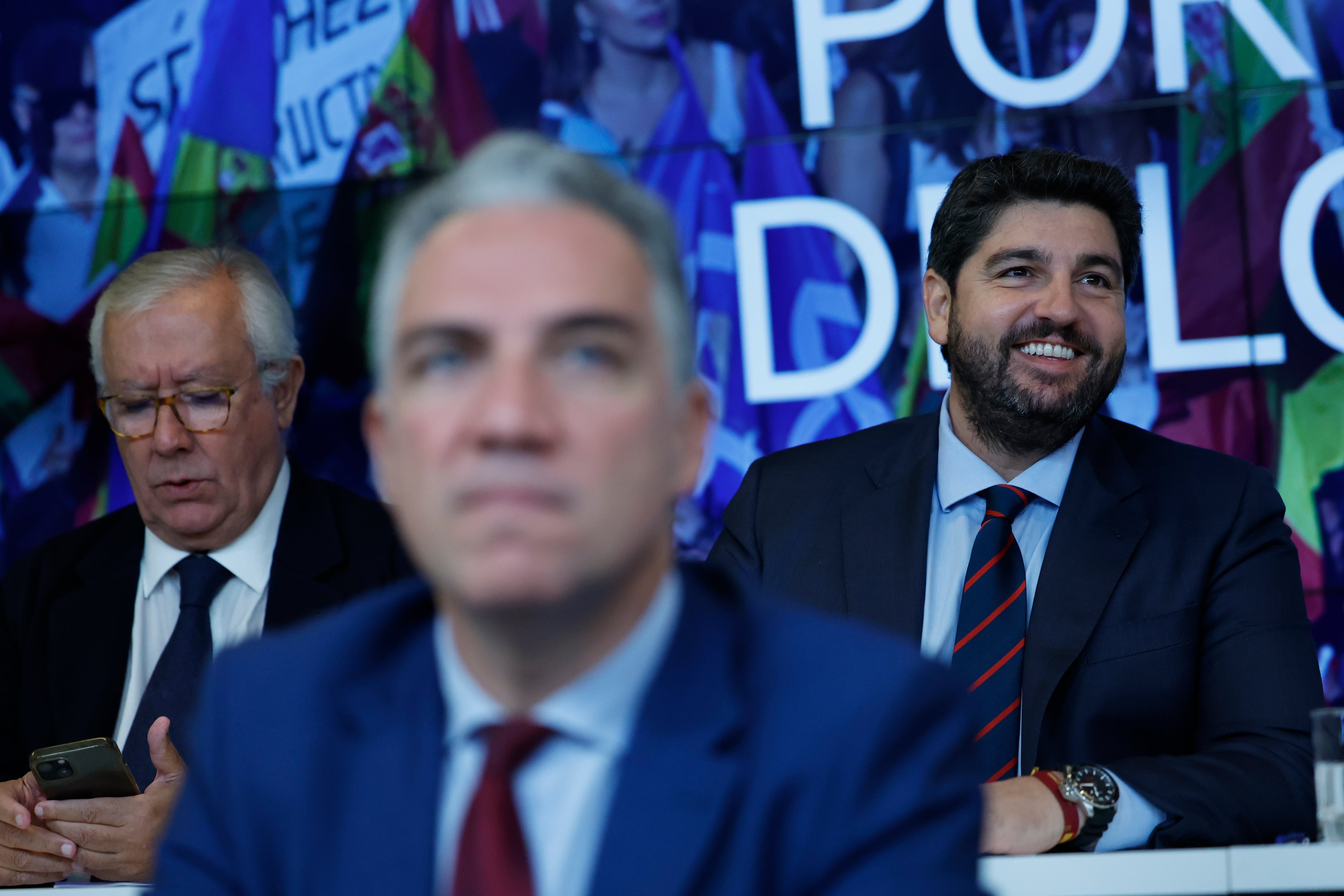 El presidente de Murcia, Fernando López Miras (d) durante la Junta Directiva Nacional del PP, este pasado lunes en Madrid