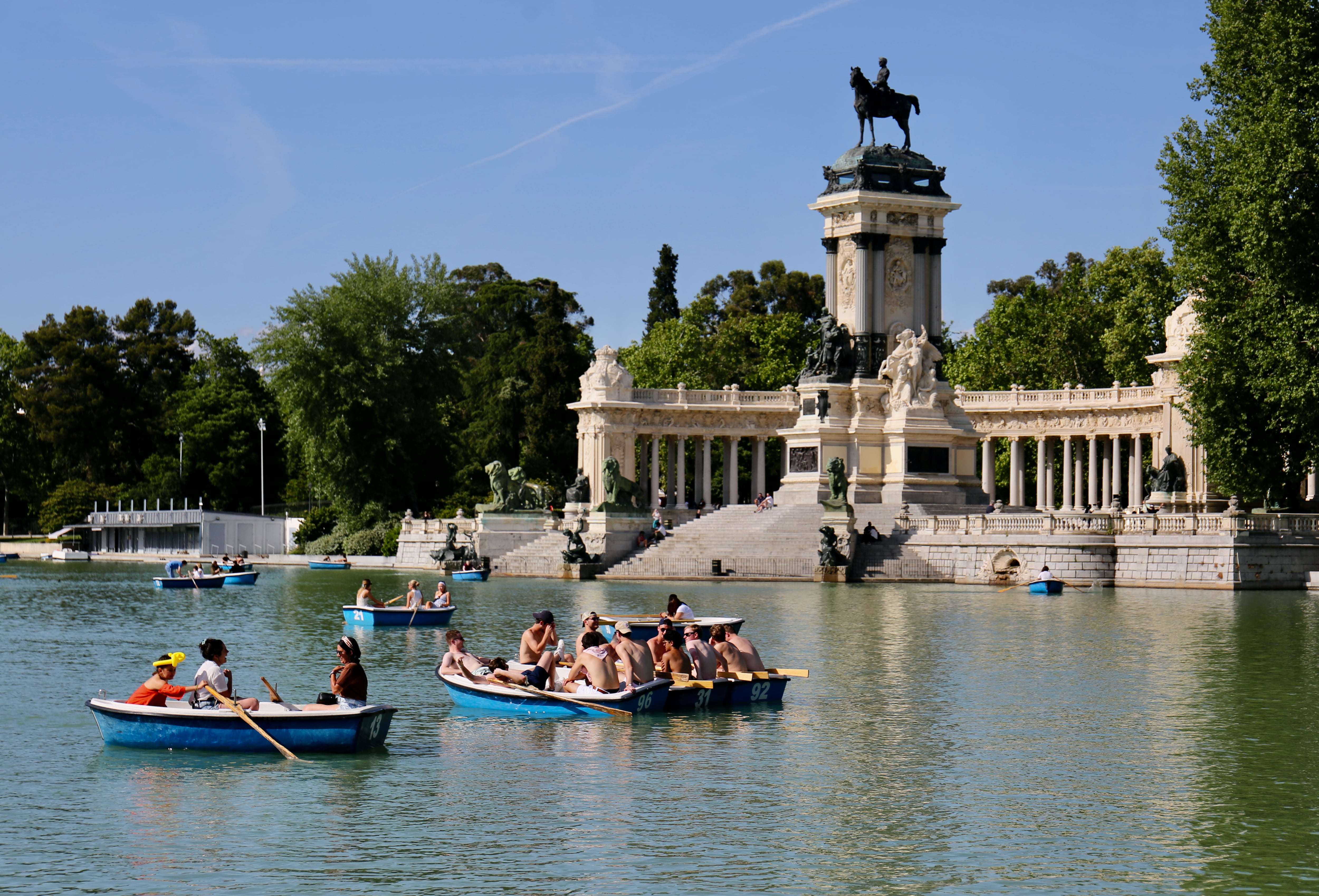 Madrileños en el estanque del Parque del Retiro se refugian del calor durante una ola en 2022