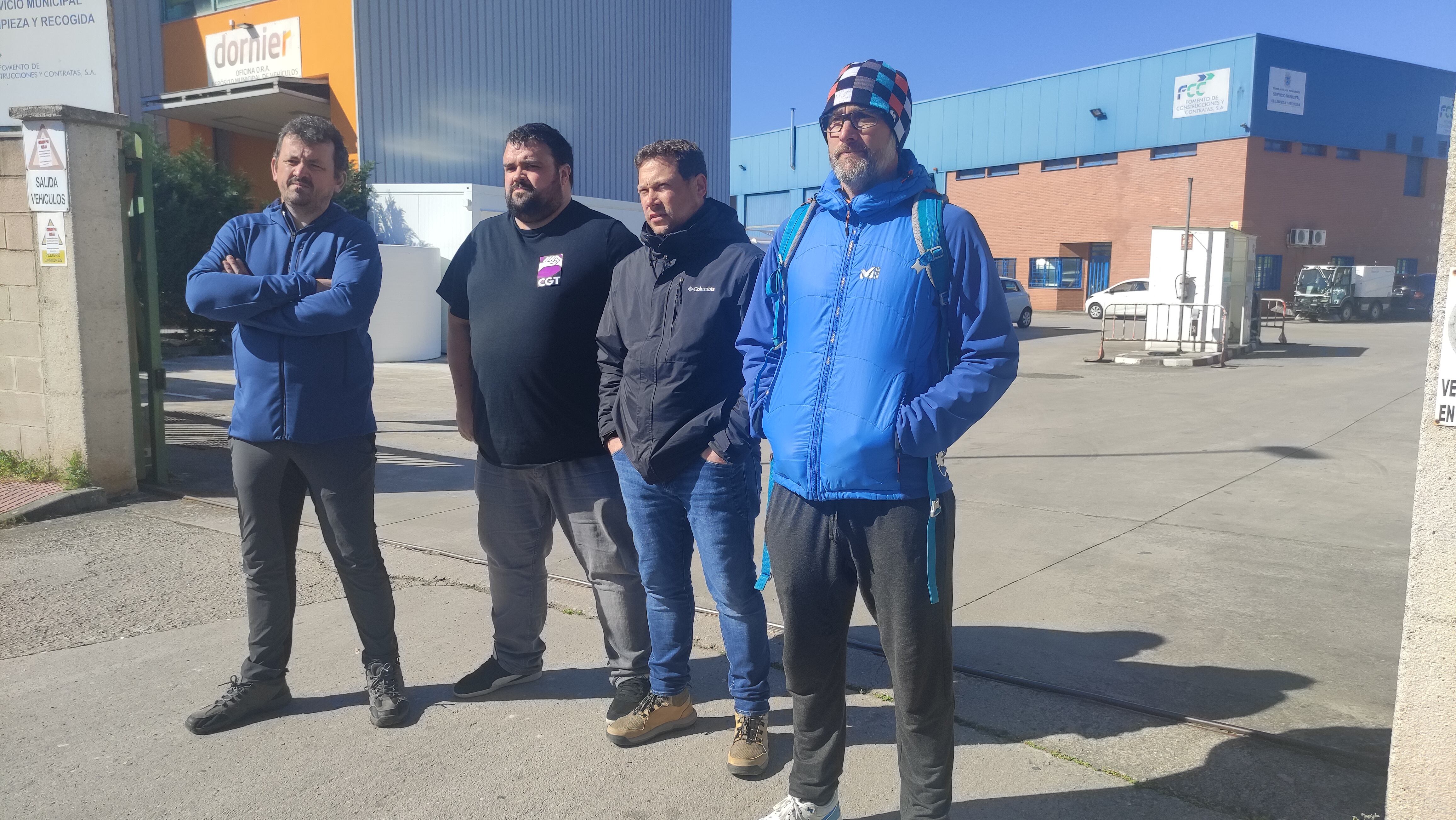 El líder sindical de CGT, Miguel Fadrique junto a los tres delegados de la organización en el comité de empresa de FCC en Ponferrada