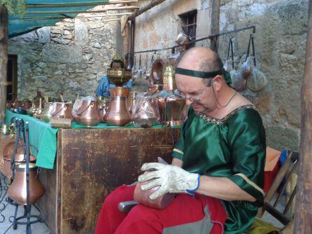 El mercado alberga varios puestos de artesanía romana