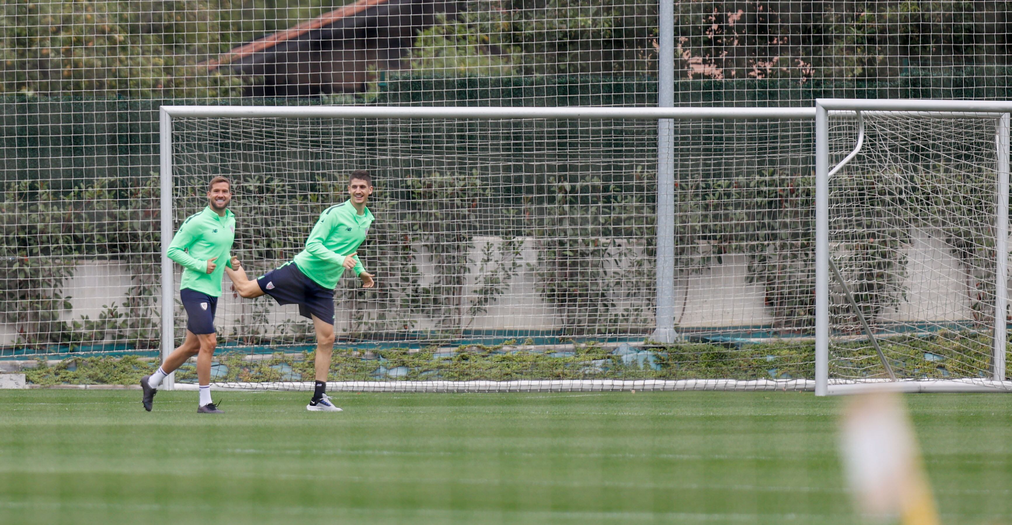 El defensa del Athletic de Bilbao Iñigo Martínez, (i) junto a Oihan Sancet este martes durante el entrenamiento del Athletic, el primero tras su gira de preparación por Alemania. EFE/Luis Tejido
