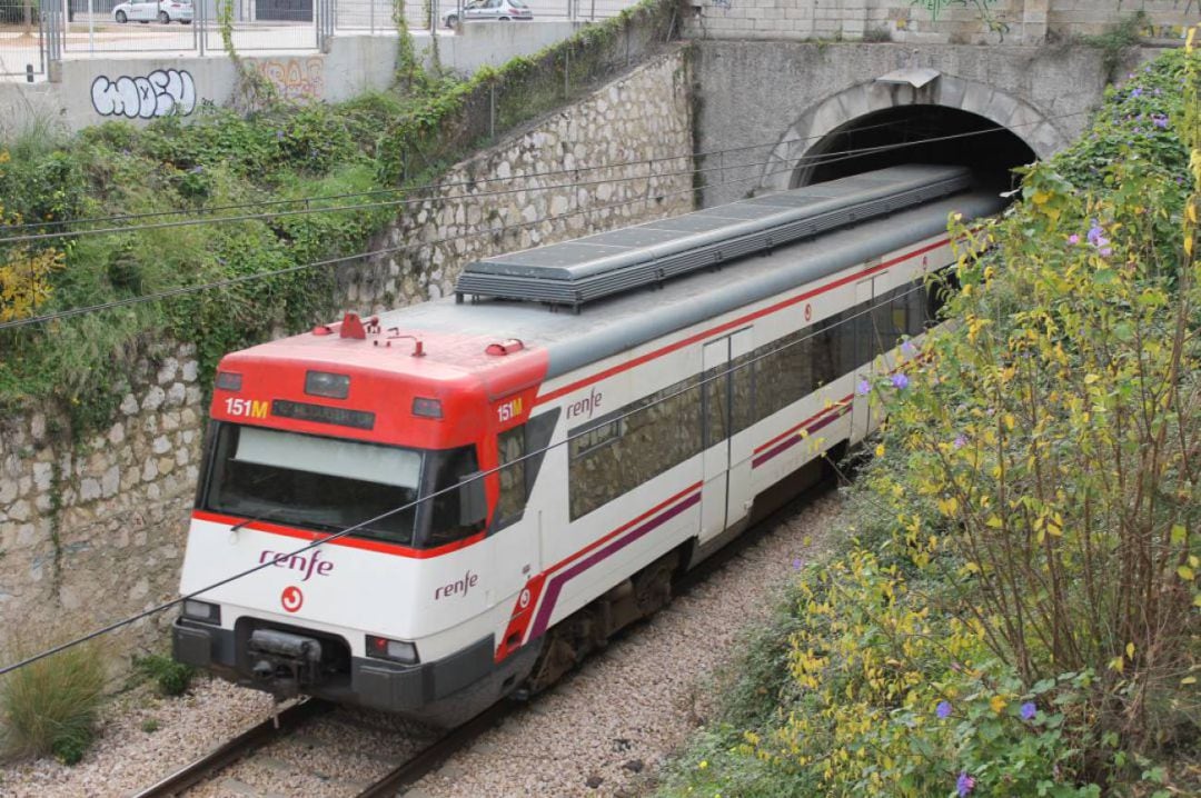 Tren en el túnel de acceso a la estación de Gandia 