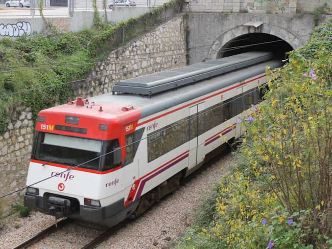 Tren en el túnel de acceso a la estación de Gandia