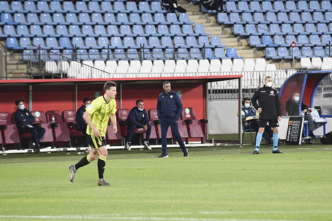 José Gomes siguiendo atentamente el partido en la banda.