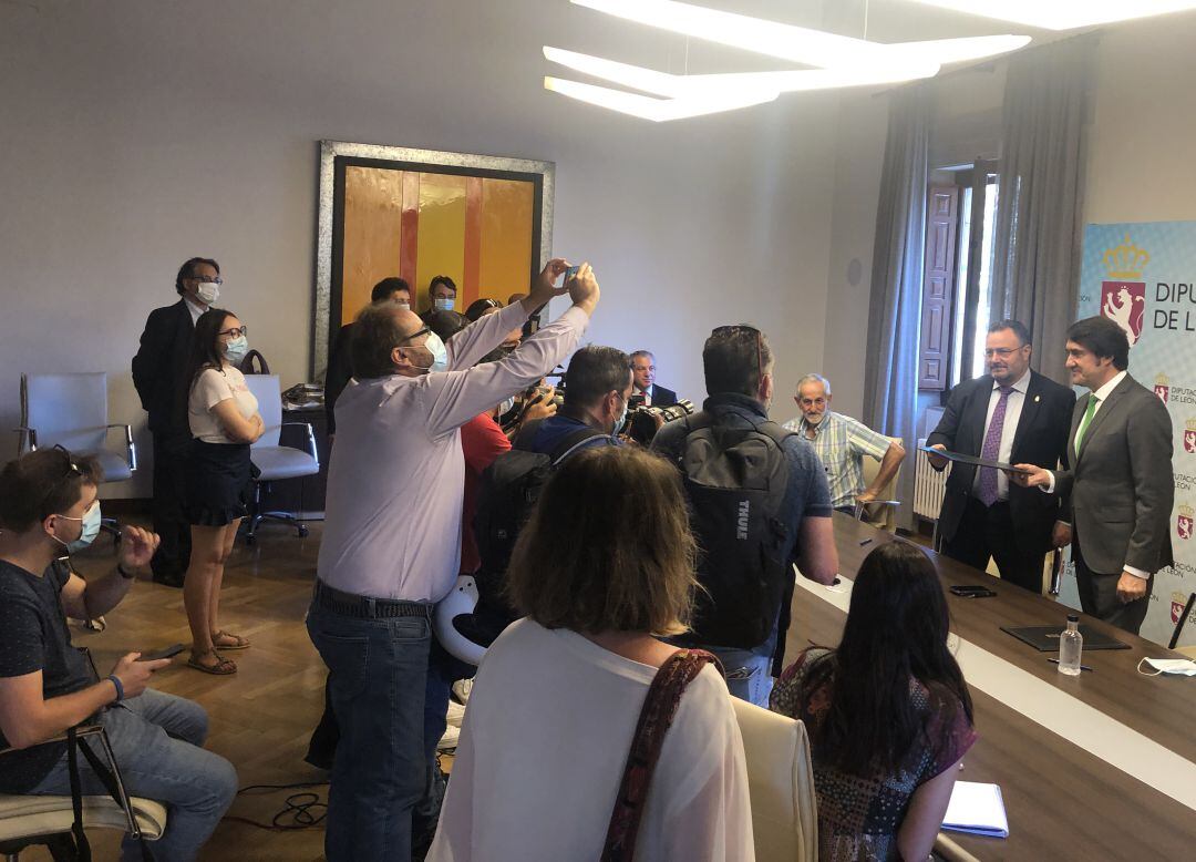 El presidente de la Diputación y el consejero de Fomento firman el convenio para promover la conectividad en la provincia