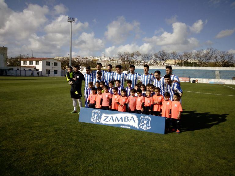 El equipo posando antes de comenzar un partido en La Juventud