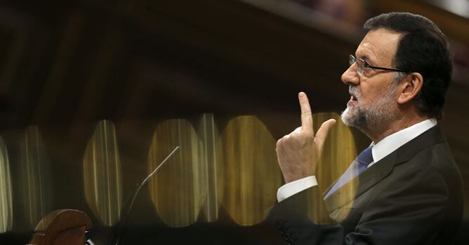 El presidente del Gobierno, Mariano Rajoy, responde desde la tribuna de oradores del Congreso en la segunda jornada del debate sobre el estado de la nación.