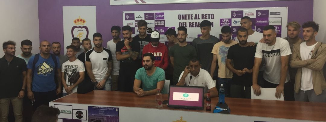 Germán Crespo hablando con toda la plantilla y el cuerpo técnico en la sala de prensa.