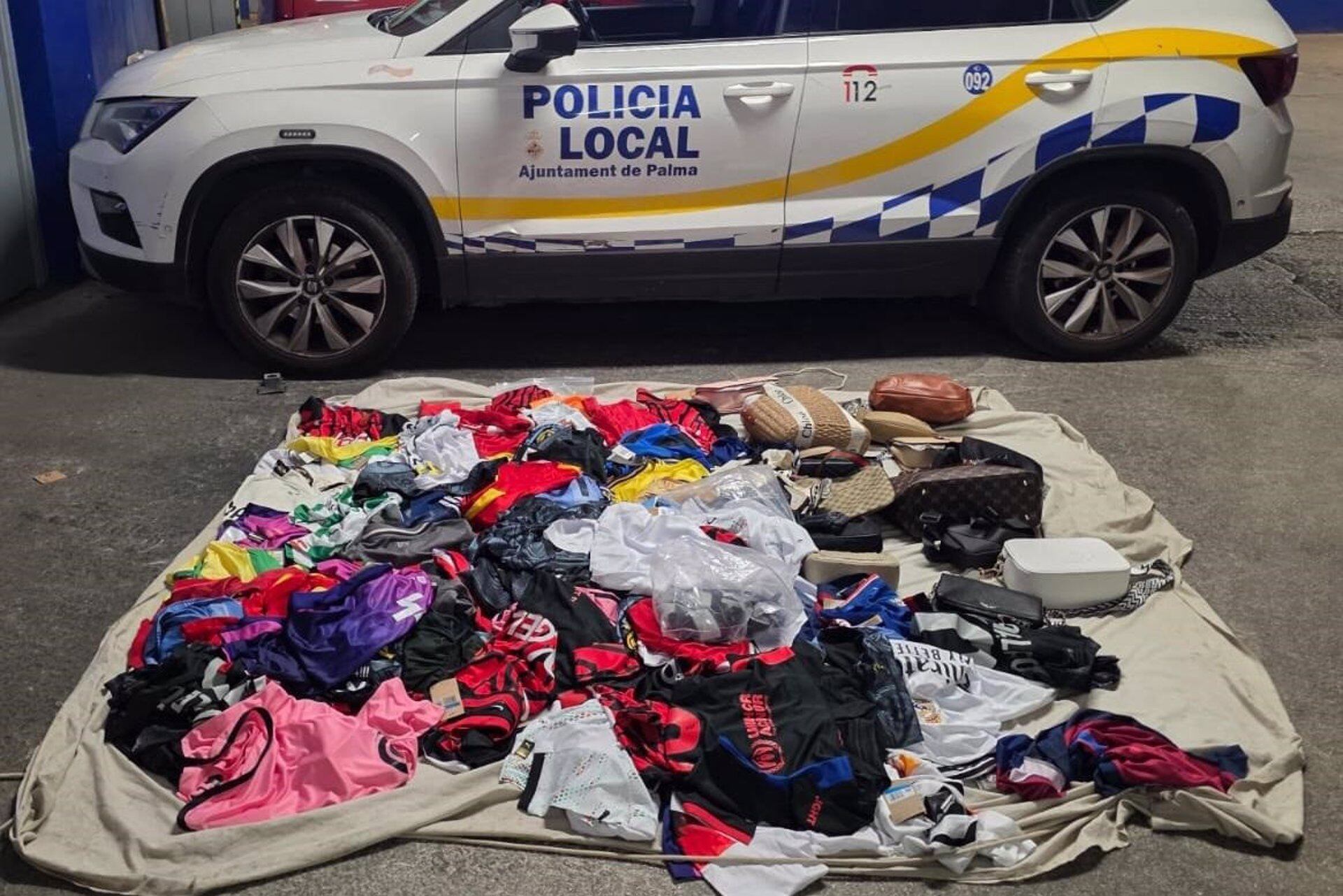 21/05/2025 Productos presuntamente falsificados intervenidos..
La Policía Local de Palma ha intervenido hasta 570 productos falsificados, la mayoría camisetas, en tres actuaciones contra la venta ambulante ilegal en diferentes puntos de la ciudad el pasado sábado.
SOCIEDAD
POLICÍA LOCAL DE PALMA