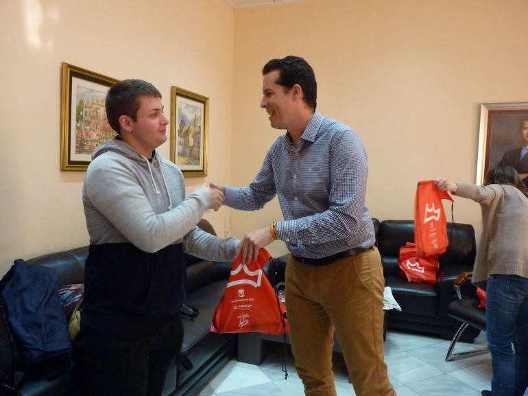 El alcalde de Elda entrega las antorchas a los jóvenes que las han elaborado 