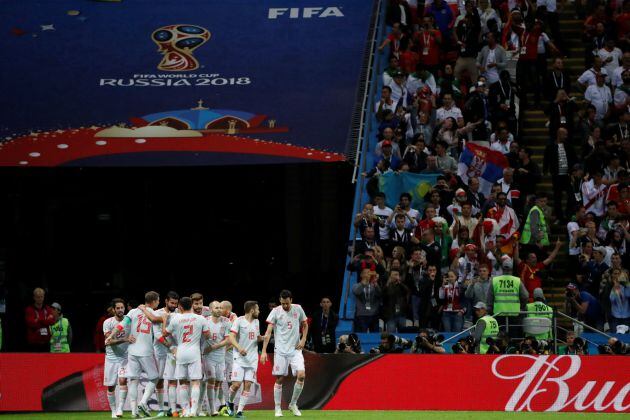 Los jugadores de España celebran el gol de Diego Costa.