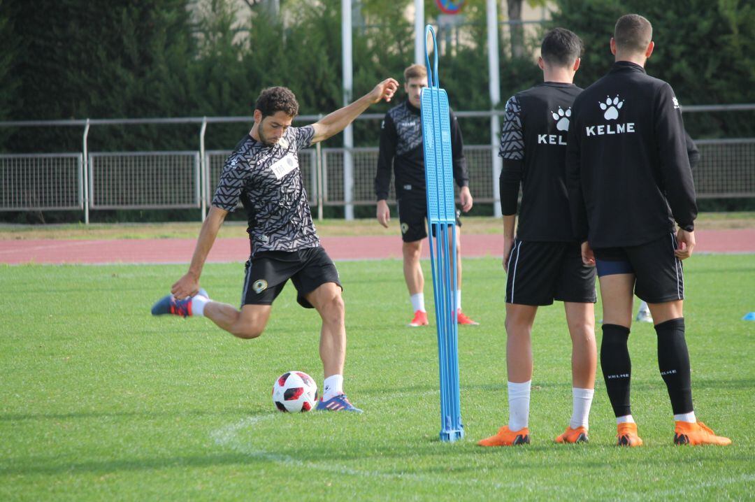 Diego Benito en un entrenamiento en el estadio de atletismo
