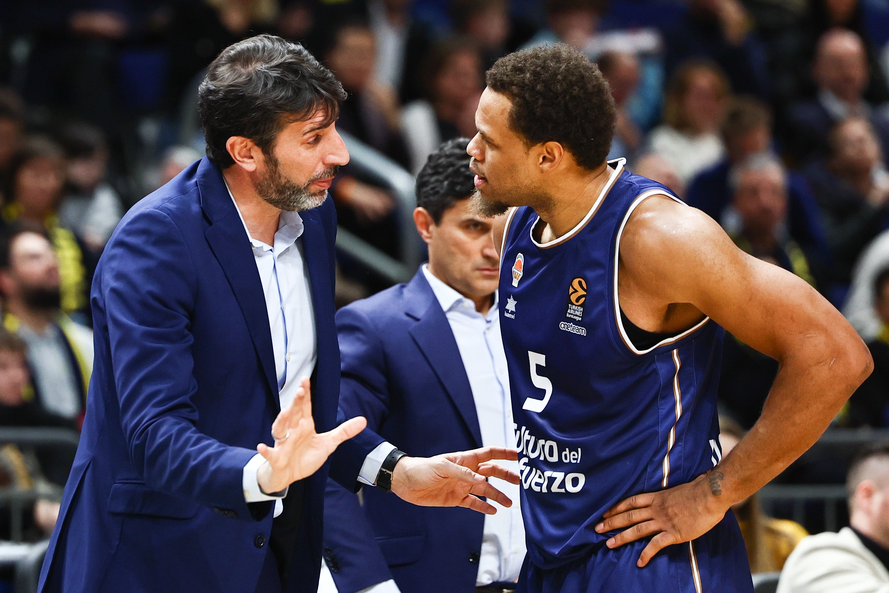 Berlin (Germany), 01/02/2024.- Valencia's head coach Alex Mumbru (L) talks to his player Justin Anderson during the Euroleague Basketball match between Alba Berlin and Valencia Basket, in Berlin, Germany, 01 February 2024. (Baloncesto, Euroliga, Alemania) EFE/EPA/Filip Singer