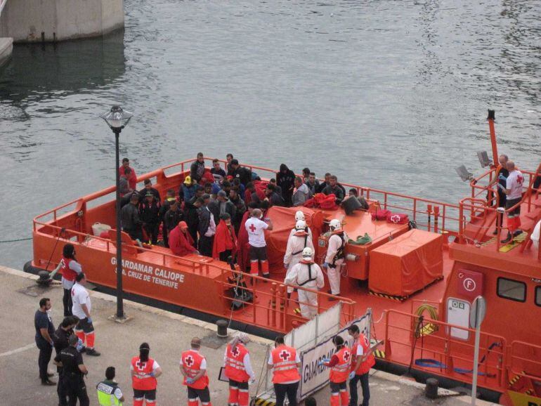 Llegada de pateras al puerto de Cartagena, en noviembre de 2017.