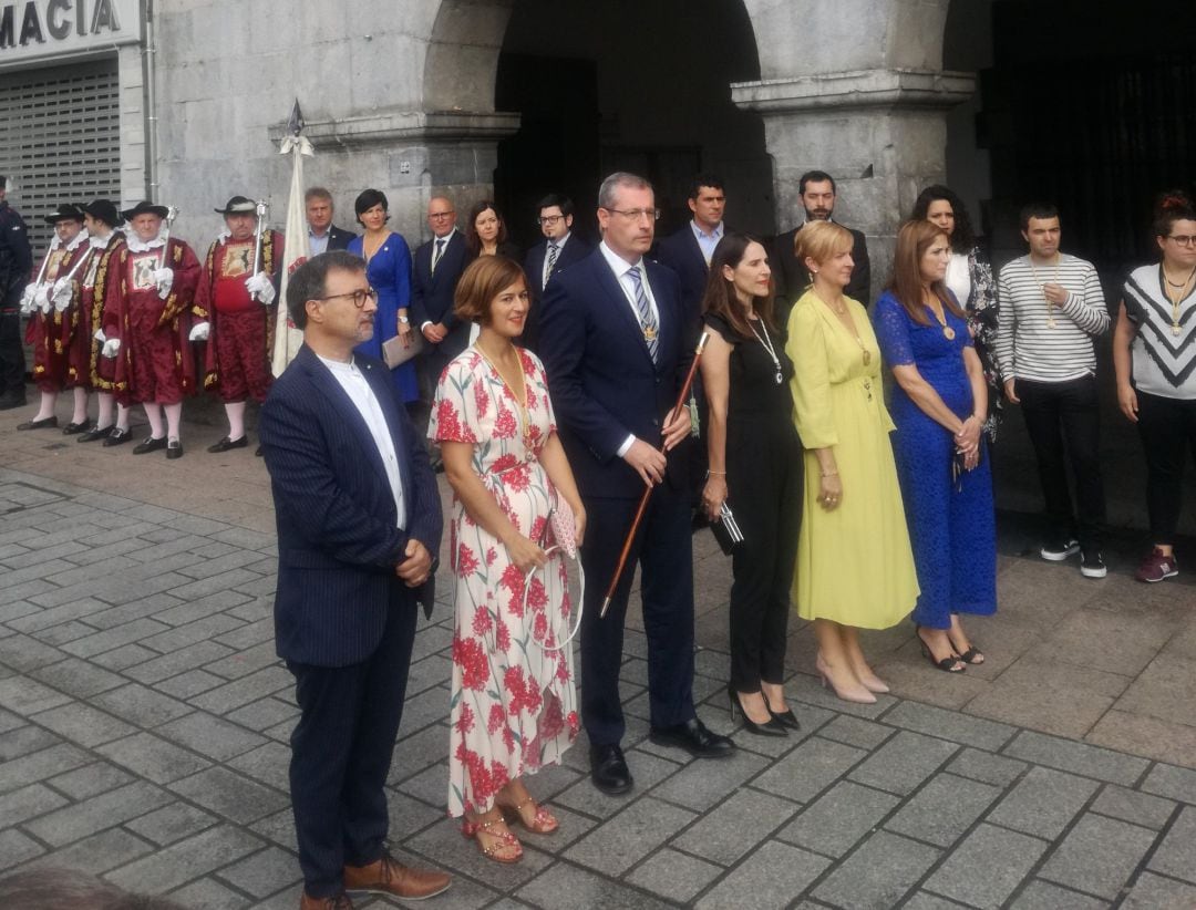 Arantxa Tapia y Markel Olano ante el Ayuntamiento de Azpeitia antes de trasladarse a la Basílica de Loyola, con motivo de la festividad de San Ignacio 
 