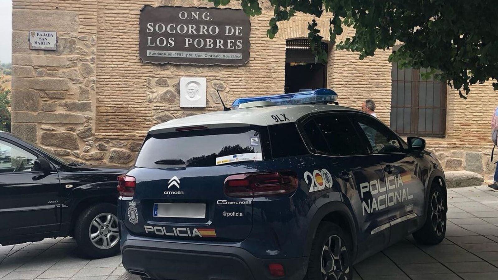 Un coche patrulla de la Policía Nacional en la sede del Socorro de los Pobres de Toledo