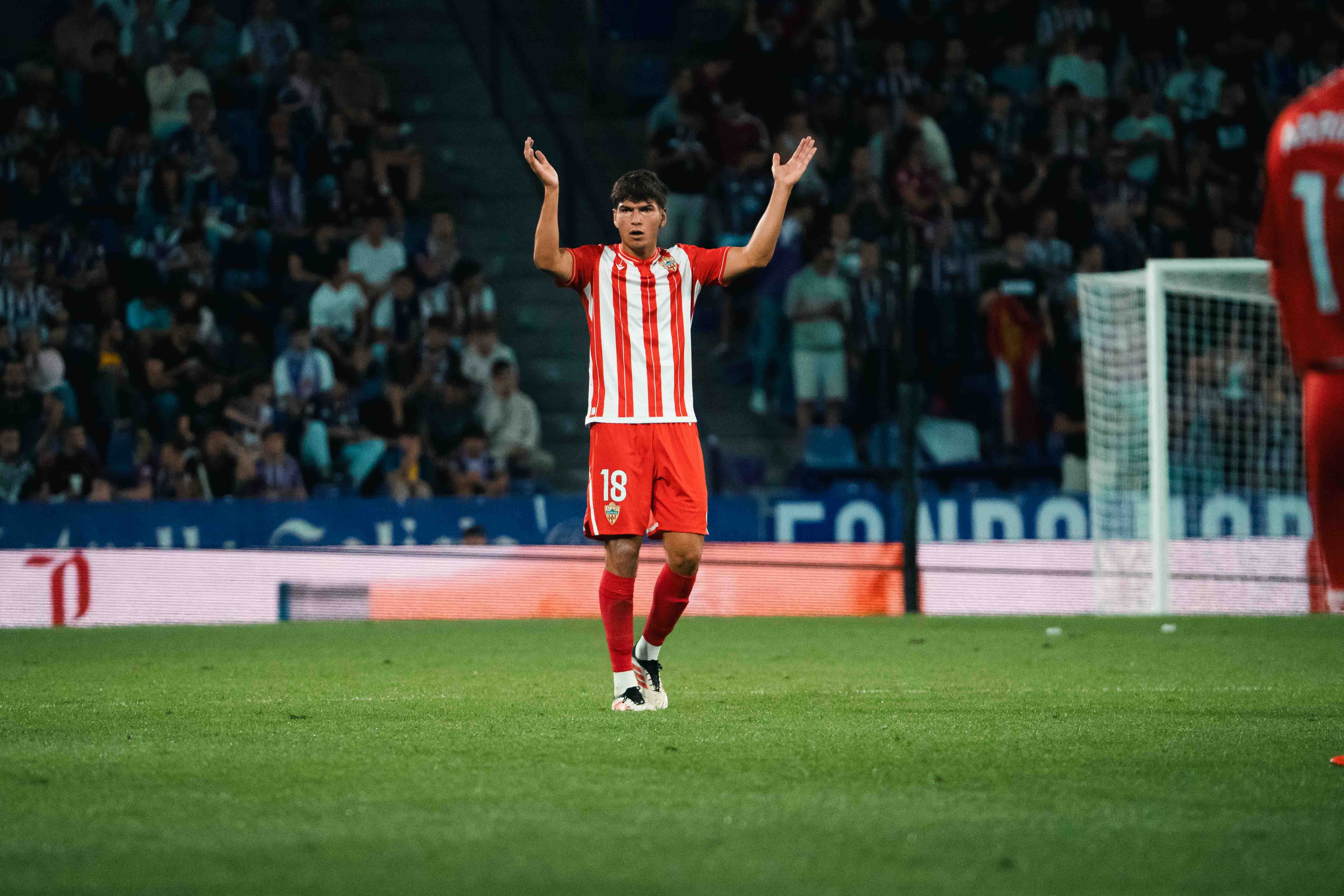 A Bonini le anularon un gol y le pitaron un penalti más que dudoso cuando Peter le desequilibra en el salto.