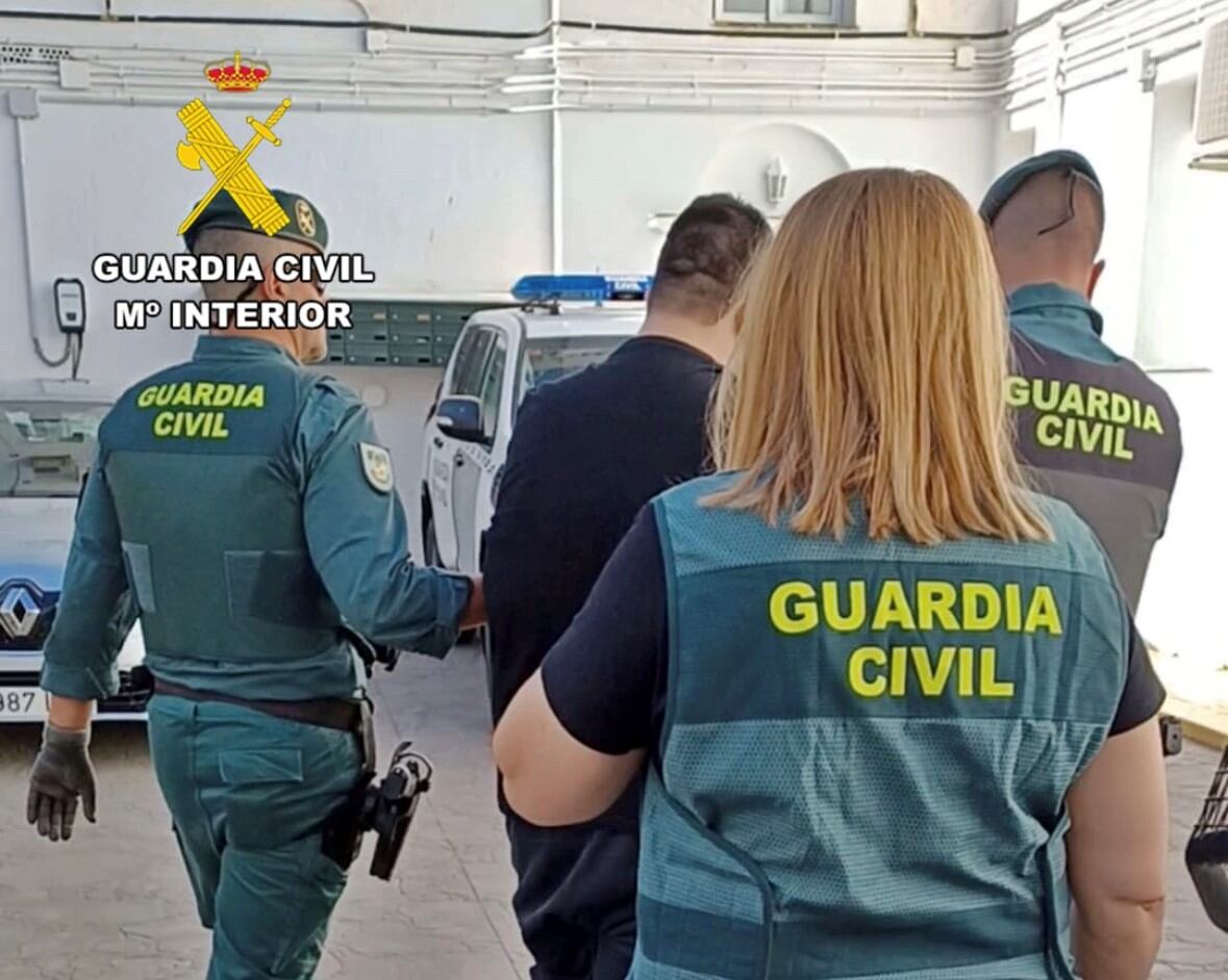 Momento de la detención del individuo en la Axarquía de Málaga