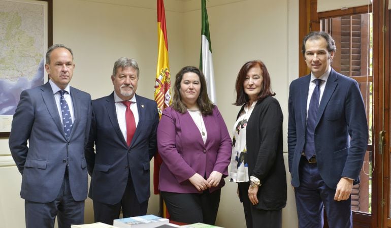 De izquierda a derecha, Fernando Fernández-Figueroa, Gabriel Fernández Rey, la delegada del Gobierno de la Junta de Andalucía en Sevilla, María Esther Gil Martín; Ana Isabel Moreno Muela y José Miguel Luque Teruel