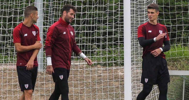 Los porteros Iago Herrrín (c), y Kepa Arrizabalaga (d), durante la sesión de entrenamiento que el Athletic Club de Bilbao ha celebrado hoy en sus instalaciones de Lezama