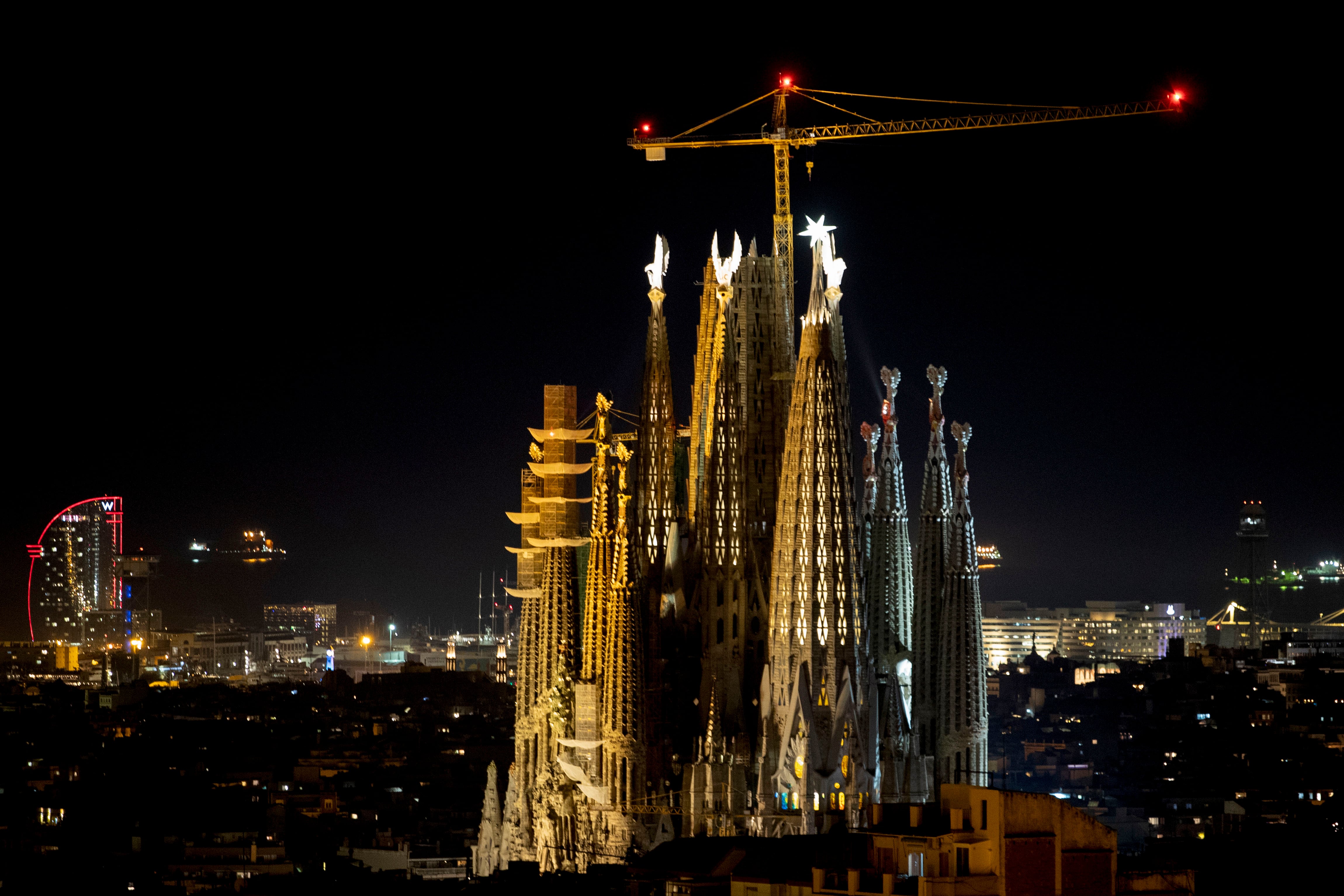La Basílica de la Sagrada Família amb la nova il·luminació de les torres evangelistes