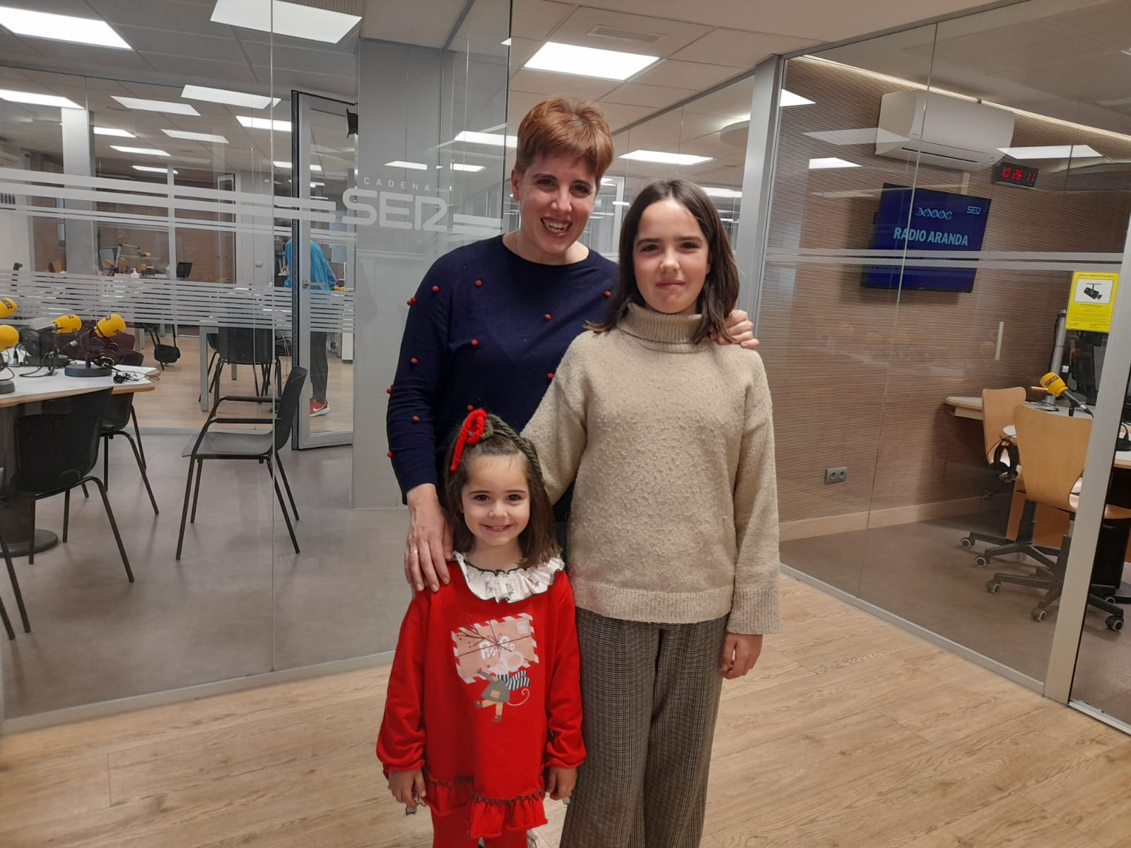 La pequeña Valentina, que protagonizará la Bajada del Ángel 2023 en Aranda, con su madre Sheila y su hermana JImena