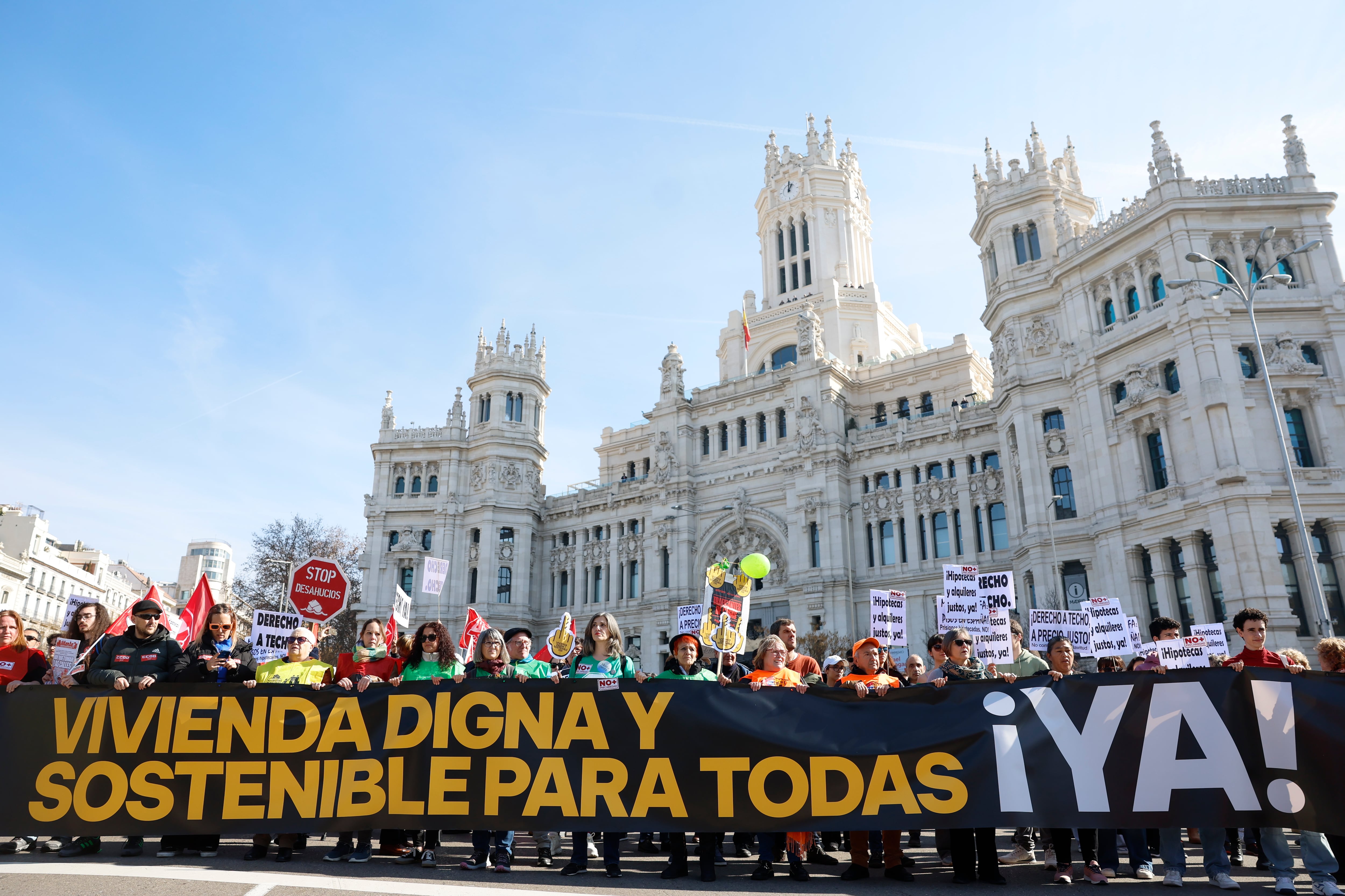 MADRID, 09/02/2025.- Marcha convocada por Hábitat24 este domingo en Madrid para reclamar una vivienda digna y sostenible. EFE/ Juanjo Martin
