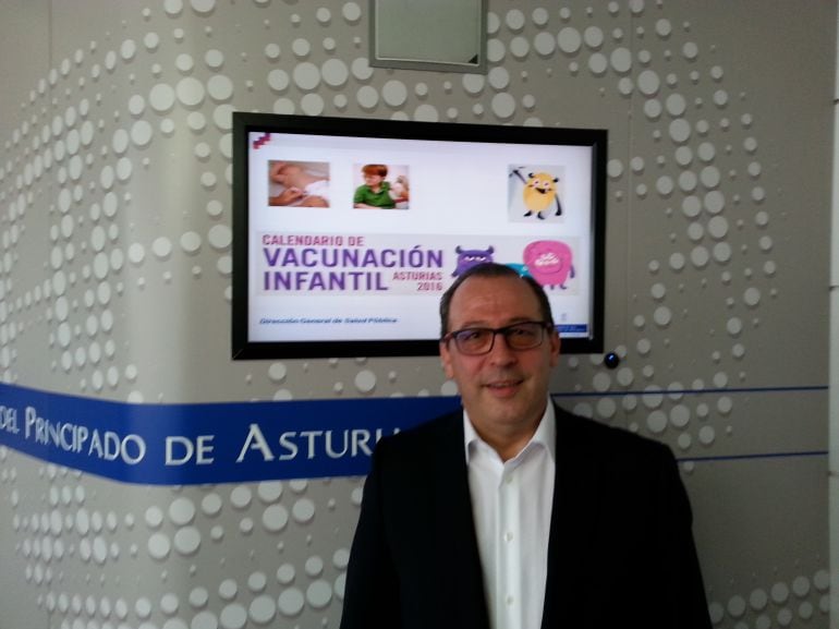 El director General de Salud Pública, Antonio Molejón, en la presentación del calendario vacunal infantil del Principado de Asturias.