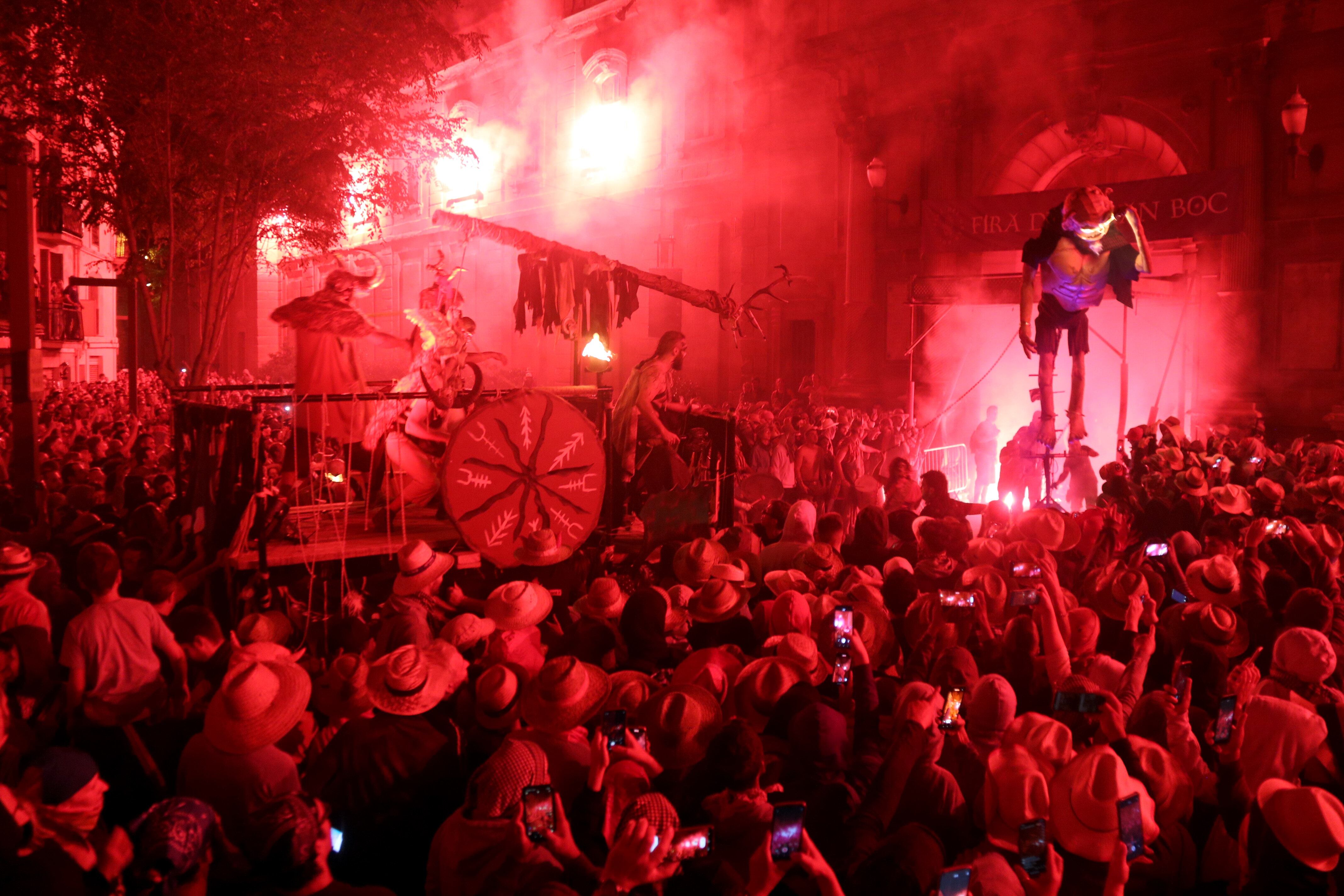 Festa del foc a l'Aquelarre de Cervera, que ha tornat a ser "normal", com abans de la pandèmia. Foto: ACN.
