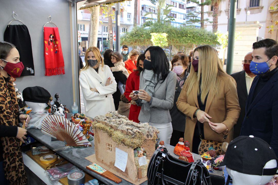 78 artesanos participan en el mercado navideño de artesanía en Murcia 