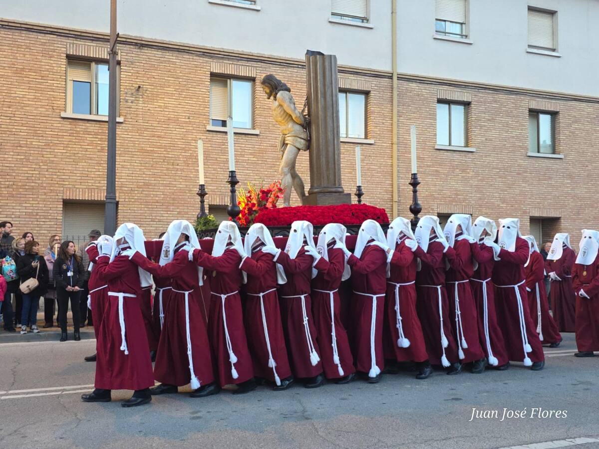 La Cofradía de Jesús Atado a la Columna de Barbastro recorre las calles con la procesión de la flagelación